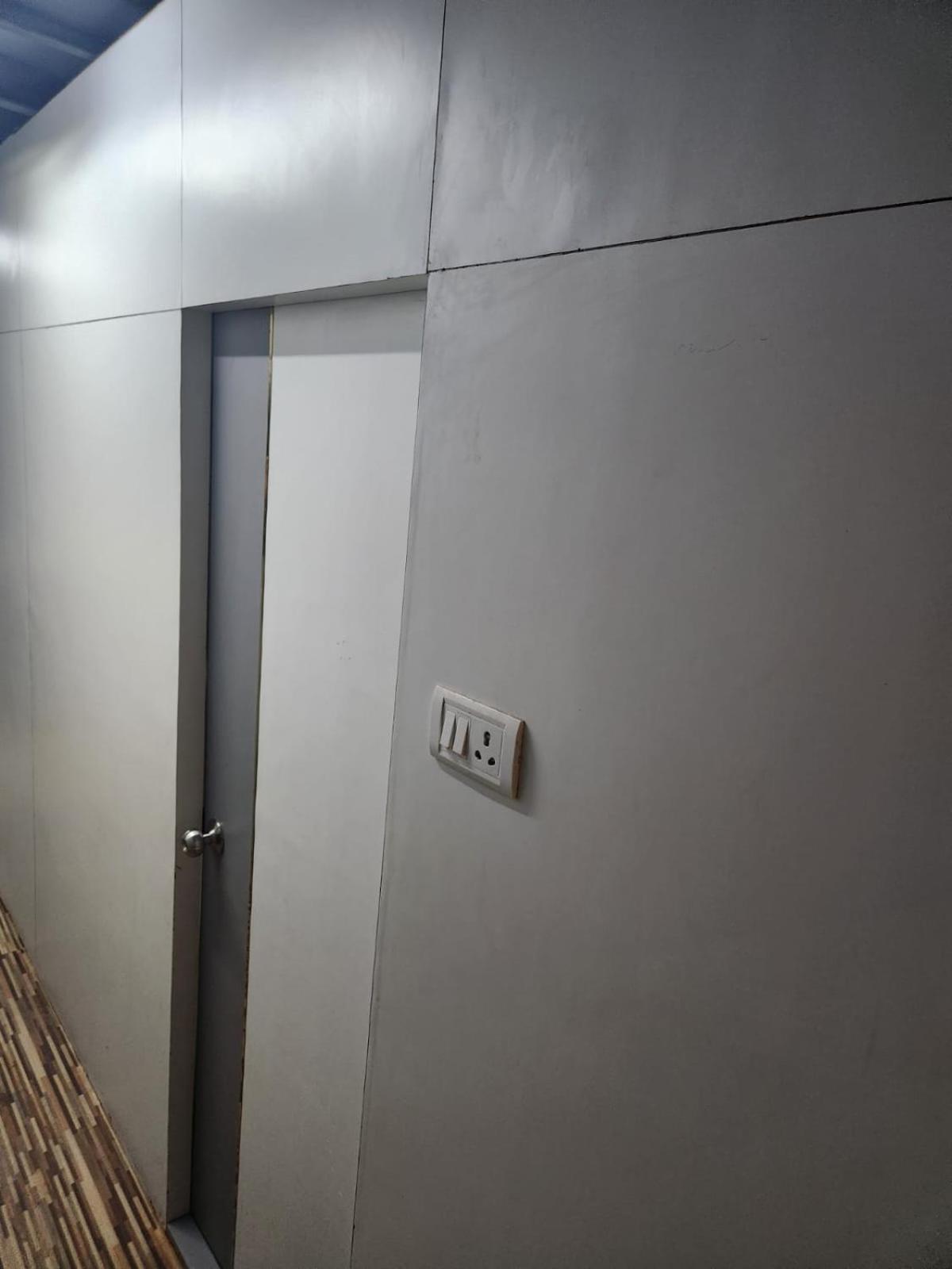 Sinhassan Dormitory Hostel Juhu Мумбаи Экстерьер фото